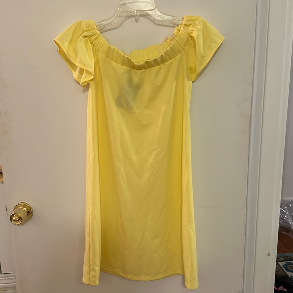 Sunny yellow dress. Size small. In excellent condition. Tags still on dress.